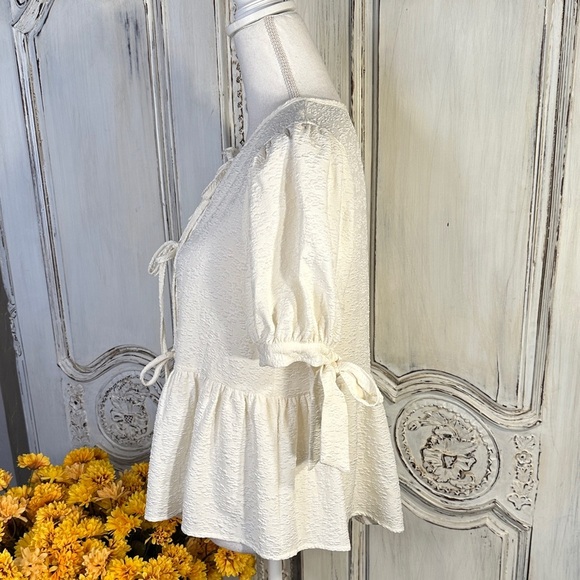 Elegant Cream Textured Women's Top with Bow Details - Picture 7 of 10